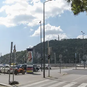 https://dfive-riverside-deluxe-apartment.inbudapesthotels.com